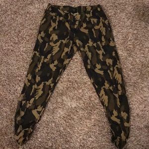 Dizzire camouflage pants